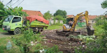 DLH Kabupaten Cirebon Kuras Empat Titik Sampah Liar di Desa Citemu