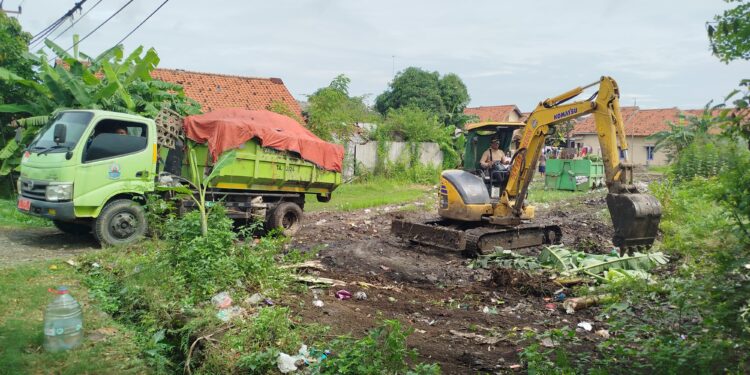 DLH Kabupaten Cirebon Kuras Empat Titik Sampah Liar di Desa Citemu
