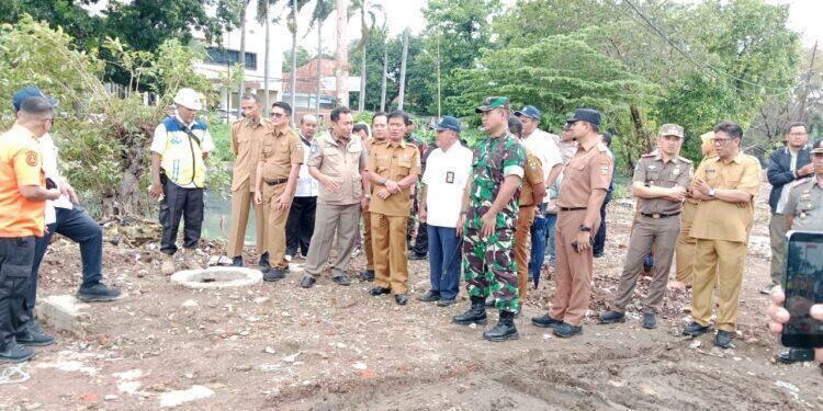 Dandim 0614/Kota Cirebon dan Wali Kota Cirebon Tinjau Pengerukan Sungai Sukalila untuk Penataan Ruang Publik