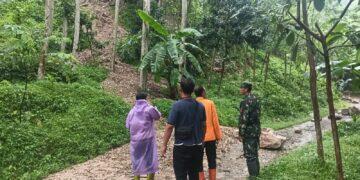 Hutan Desa Cipanas Longsor, Jalur Akses Warga Tertutup Material Batu