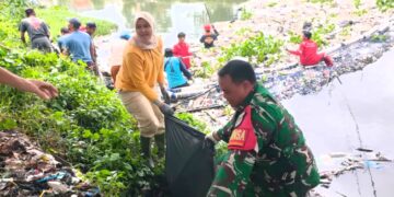 Kok Babinsa dan Lurah Panjunan Terjun ke Sungai? Ada apa?