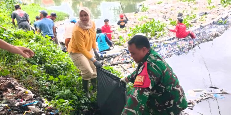 Kok Babinsa dan Lurah Panjunan Terjun ke Sungai? Ada apa?