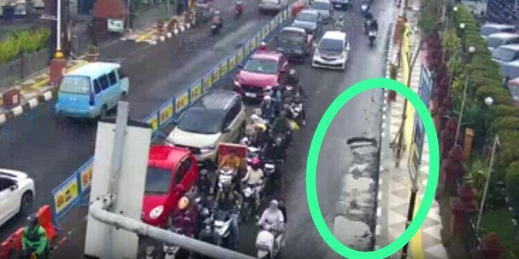 Diguyur Hujan, Tumbuhlah Jalan Berlubang di Kota Cirebon 