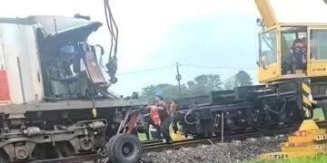 Truk Tangki Air Tertemper KA Menoreh di Perlintasan Liar Dompyong Kulon, Saksi Mata Sebut Begini