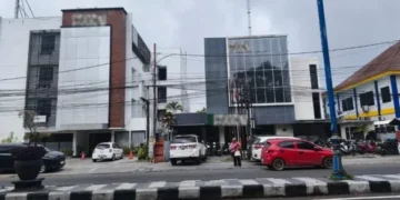 Trotoar Jalan Wahidin Kota Cirebon Dipenuhi Parkiran Kendaraan 