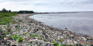 Pantai Kesenden Kota Cirebon Kembali Diselimuti Sampah