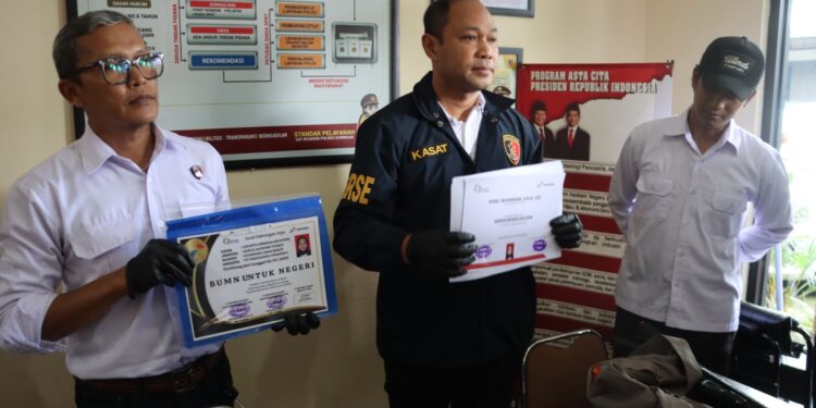 Ngaku Polisi Berpangkat AKP,