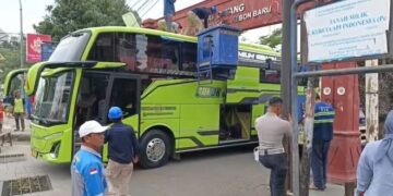 Gapura Jalan Tanda Barat Dirubuhkan, Pasca Bus Pariwisata Nyangkut Dibagian Atasnya 