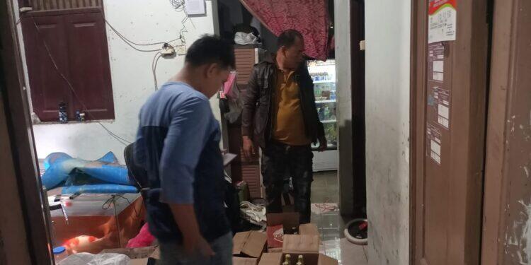 Digerebek Tengah Malam, Polisi Amankan Puluhan Botol Miras Ilegal di Tengahtani