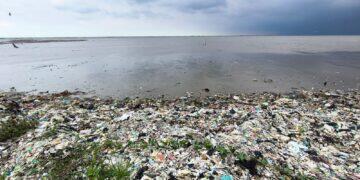 Pasca Dibersihkan Pandawara, Pantai Kesenden Kembali Dipenuhi Sampah 