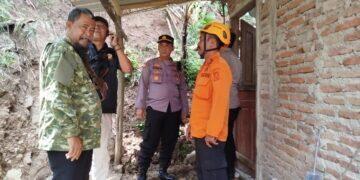 Diterjang Longsor, Rumah Warga Gumulung Tonggoh Nyaris Rata dengan Tanah