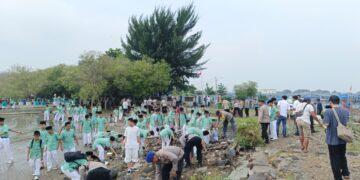 Ratusan Anggota Polres Cirebon Kota Bebersih Pantai Kejawanan 