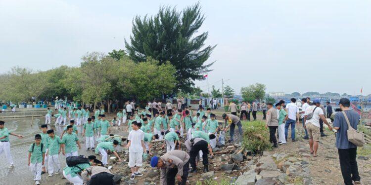 Ratusan Anggota Polres Cirebon Kota Bebersih Pantai Kejawanan 