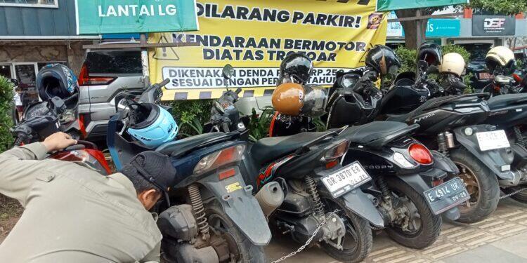 Parkir Non Tunai di CSB Penyebab Parkir Sembarang di Trotoar 