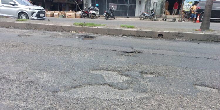 Jalan Pantura Cirebon Rusak Parah dan Minim Penerangan, Pengendara Hadapi Risiko Kecelakaan