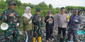 Pantai Kesenden Diserbu TNI Polri dan Pelajar, Ada Apa?