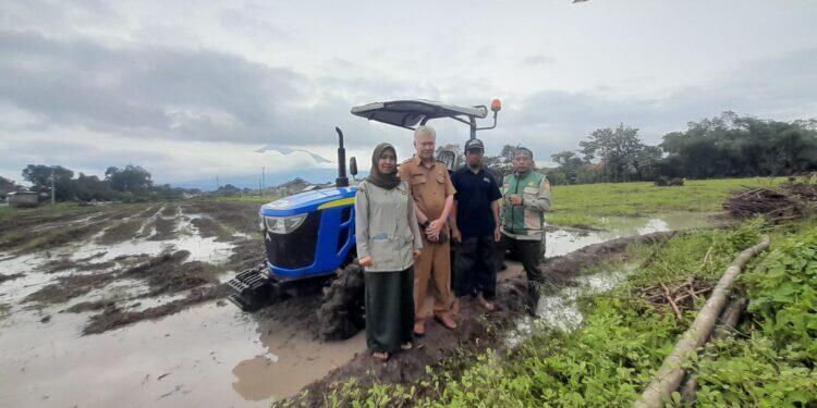 Tanah Sawah Mengeras Pascapanen, BPMP Turunkan Traktor Roda Empat di Desa Kertasari