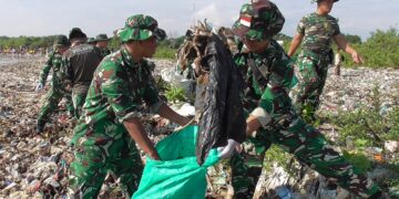 Kodim 0614/Kota Cirebon Bersama BBWS Gelar Aksi Bersih Pantai di Pesisir Kesenden