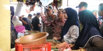 Pantau Harga di Pasar Gebang dan Losari, Bupati Imron Sebut Kenaikan Masih Terkendali