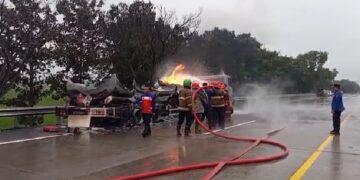 Truk Tangki Terbakar di Tol Cikopo-Palimanan (Cipali) Kilometer 185 A