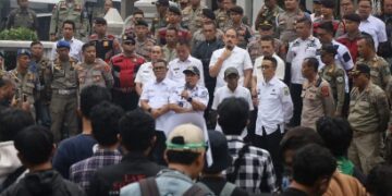 Bupati Kuningan Tarawih di Masjid Syiarul Islam, Ajak Warga Peduli Sesama