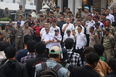 Bupati Kuningan Tarawih di Masjid Syiarul Islam, Ajak Warga Peduli Sesama