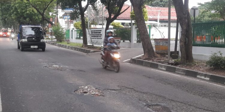 Jalan Sunan Drajat Rusak Parah, Warga Soroti Keselamatan di Kawasan Komplek Pemda