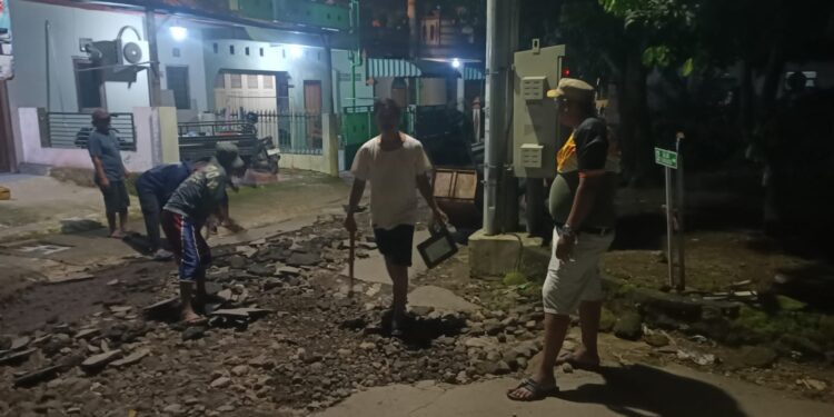 Warga Desa Kerandon dan Wanasaba Kidul Gotong Royong Perbaiki Jalan Rusak