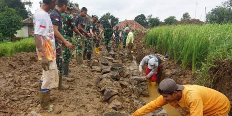 Satgas TMMD Kodim 0617/Majalengka Buka Akses Jalan di Desa Sindangwangi