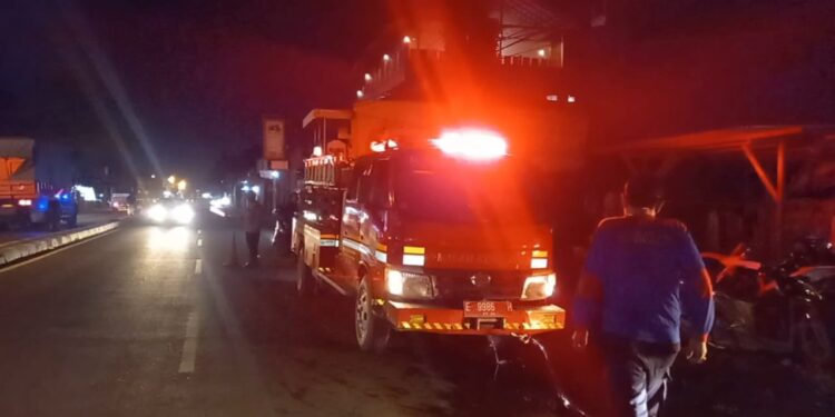 Dua Rumah di Kecamatan Mundu Terbakar, Petugas Damkar Sempat Tersengat Listrik