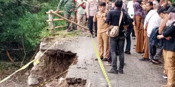 Babinsa Argasunya Monitoring Kunjungan Wali Kota Tinjau Jalan Longsor di Lebakngok