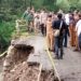 Babinsa Argasunya Monitoring Kunjungan Wali Kota Tinjau Jalan Longsor di Lebakngok