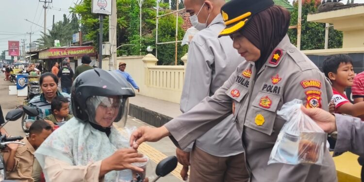 Polsek Lemahabang Bagikan 200 Paket Takjil Sambil Sosialisasi Tertib Lalu Lintas