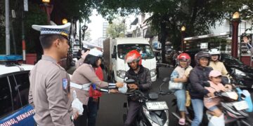 Bukan Razia, Satlantas Kuningan Bagikan Takjil dan Pesan Keselamatan