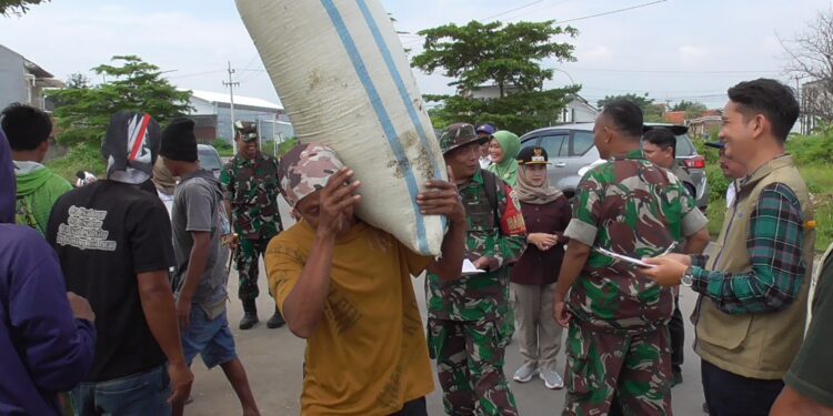 Kodim 0614/Kota Cirebon Bersama Bulog Laksanakan Sergab di Kelurahan Larangan