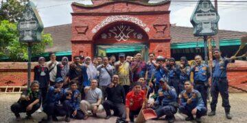 Sambut Ramadan, Damkar Kota Cirebon Bebersih Masjid Agung