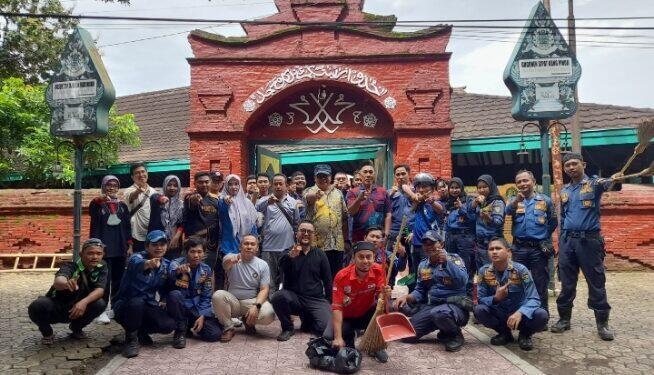 Sambut Ramadan, Damkar Kota Cirebon Bebersih Masjid Agung