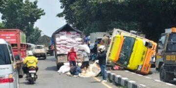 Truk Pengangkut Kedelai Patah As Roda Belakang di Jembatan Kali Suba Kanggraksan 