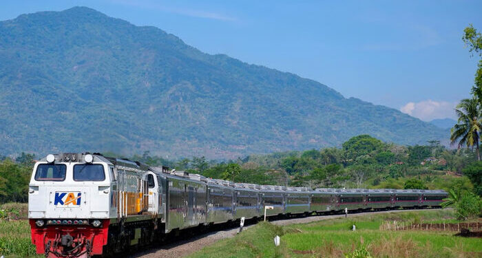 Cirebon Tak Pernah Sepi: Dari Subuh ke Senja, Rel Jadi Nadi Pergerakan Warga