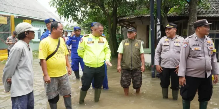 Bantuan Polres Cirebon Kota Disambut Gembira Korban Banjir di Vila Intan