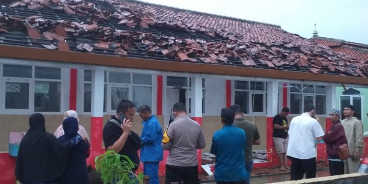Puting Beliung Hantam Suranenggala 242 Bangunan Rusak