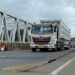Penyapu Koin di Jembatan Sewo