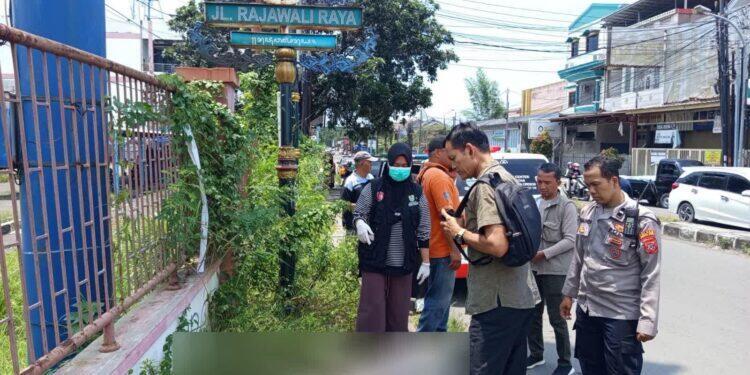 Pria Tua Ditemukan Tak Bernyawa di Trotoar Lampu Merah Rajawali