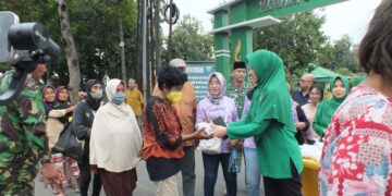 Kodim 0614/Kota Cirebon dan Persit Cabang XXV Bagi Takjil dan Buka Bersama 