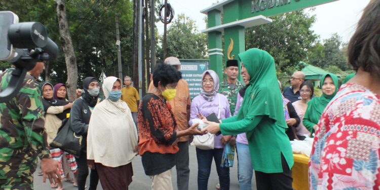 Kodim 0614/Kota Cirebon dan Persit Cabang XXV Bagi Takjil dan Buka Bersama 