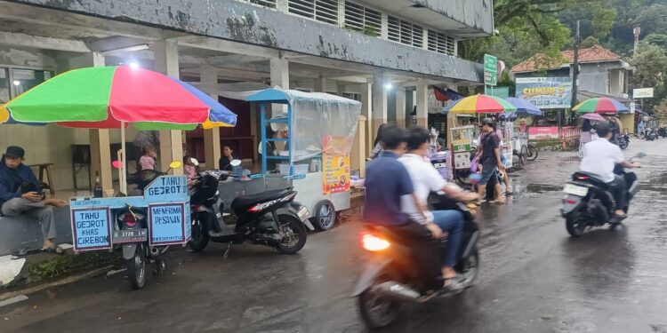 Berburu Takjil hingga Tarawih, Kawasan Wisata Sumur 7 Pasawahan Ramai Dikunjungi Warga