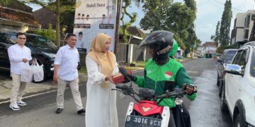 Aksi Ramadan Gerindra Kuningan, Toto Tohari dan Wabup Tuti Bagikan Takjil ke Warga
