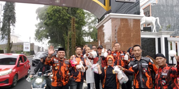 Pemuda Pancasila Kuningan Turun ke Jalan, 2.000 Takjil Dibagikan untuk Warga yang Melintas