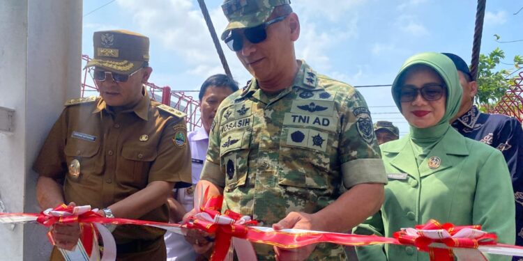 Pangdam III/Siliwangi Resmikan Jembatan Gantung Garuda Merah Putih di Sungai Kriyan