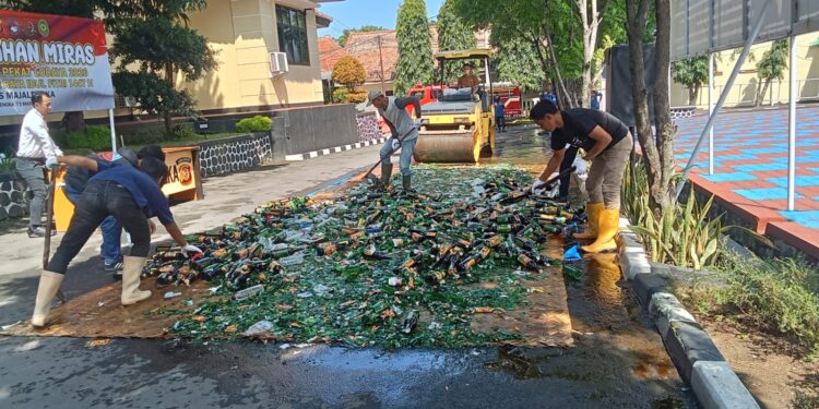 Ribuan Botol Miras Hasil Operasi Pekat Selama Ramadan Dimusnahkan Polres Majalengka 